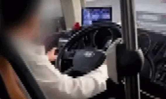 버스 기사가 출근길 승객들을 가득 태우고 고속도로를 달리며 휴대전화로 불법 도박 사이트를 이용하는 듯한 모습이 포착됐다./영상=JTBC '사건반장'