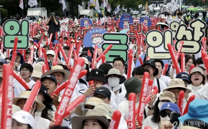 [서울=뉴시스] 최동준 기자 = 6개 공무원·교원 공무원노동조합이 6일 서울 종로구 정부서울청사 일대에서 공무원 임금인상 촉구 총궐기대회를 하고 있다. 2024.07.06. photocdj@newsis.com /사진=최동준