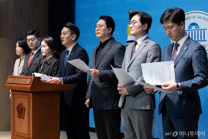  전용기 더불어민주당 의원을 비롯한 의원들이 23일 오전 서울 여의도 국회 소통관에서 '더 나은 연금개혁을 요구하는 국회의원' 긴급 기자회견을 하고 있다. 2025.3.23/뉴스1  Copyright (C) 뉴스1. All rights reserved. 무단 전재 및 재배포,  AI학습 이용 금지. 