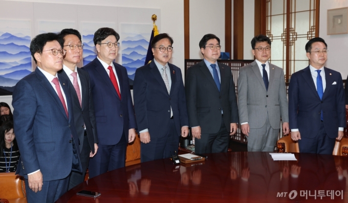 [서울=뉴시스] 우원식(가운데) 국회의장이 18일 오전 서울 여의도 국회에서 열린 원내대표 회동을 주재하고 있다. 왼쪽부터 박형수 국민의힘 원내수석부대표, 김상훈 정책위의장, 권성동 원내대표, 우 의장, 박찬대 더불어민주당 원내대표, 진성준 정책위의장, 박성준 원내수석부대표. (공동취재) 2025.03.18