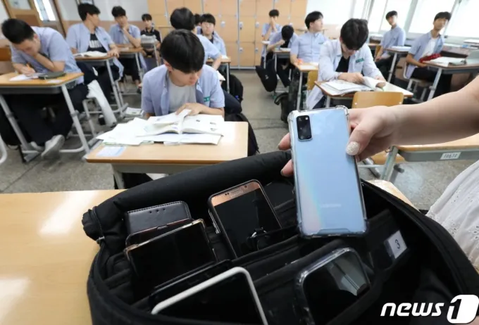이르면 내년 1학기부터 초·중·고등학생의 교내 스마트기기 사용이 원칙적으로 금지된다. 이를 두고 학생의 기본권 침해라는 비판과 학습권 보장과 교권 회복을 위한 조치라는 주장이 팽팽하게 맞서고 있다. /사진=뉴스1