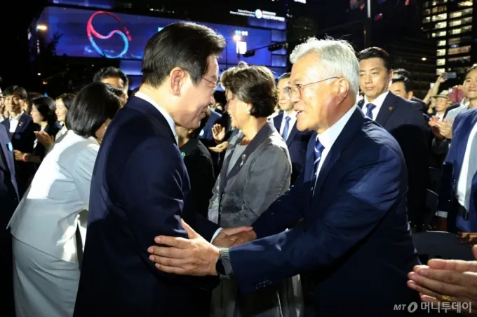 [서울=뉴시스] 고범준 기자 = 이재명 대통령이 15일 서울 세종대로 광화문광장에서 열린 제21대 대통령 국민임명식 '광복 80년, 국민주권으로 미래를 세우다' 행사에서 문재인 전 대통령과 인사하고 있다. 2025.08.15. bjko@newsis.com /사진=고범준