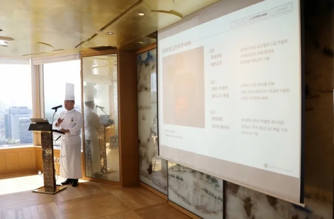 김송기 롯데호텔 조리R&D실장이 11일 서울 소공동 롯데호텔에서 롯데호텔 김치찌개 HMR 출시 기자간담회를 열고 제조 과정 등을 설명하고 있다./사진제공=롯데호텔