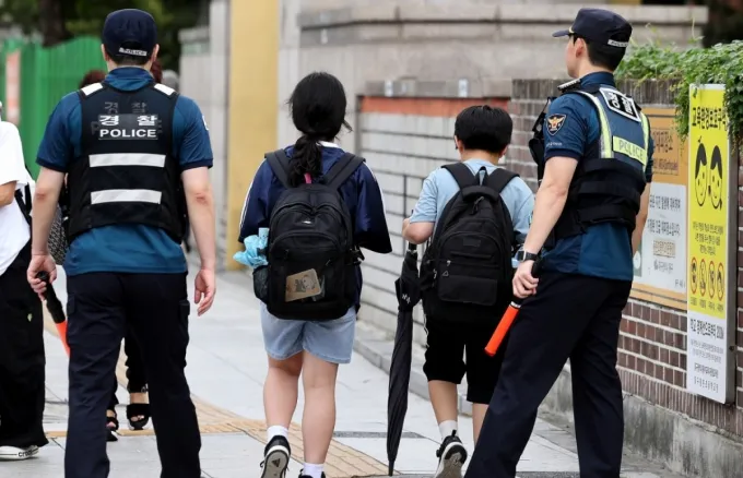 초등학생 납치 미수 등 아동 대상 범죄가 잇따르는 가운데 지난 12일 대구 동구 한 초등학교 앞에서 동촌지구대, 기동순찰대가 예방 순찰을 하고 있는 모습. 기사 이해를 돕기 위한 사진./사진=뉴시스