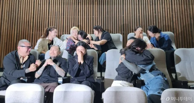25일 오후 문신사법이 국회 본회의를 통과하자 문신사들이 눈물을 흘리며 기뻐하고 있다. /사진=정심교 기자