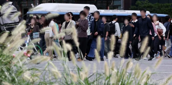 일교차가 벌어지며 선선한 가을 날씨를 보인 22일 오전 서울 종로구 광화문 네거리에서 시민들이 출근길 발걸음을 재촉하고 있다. 2025.09.22. /사진=뉴시스