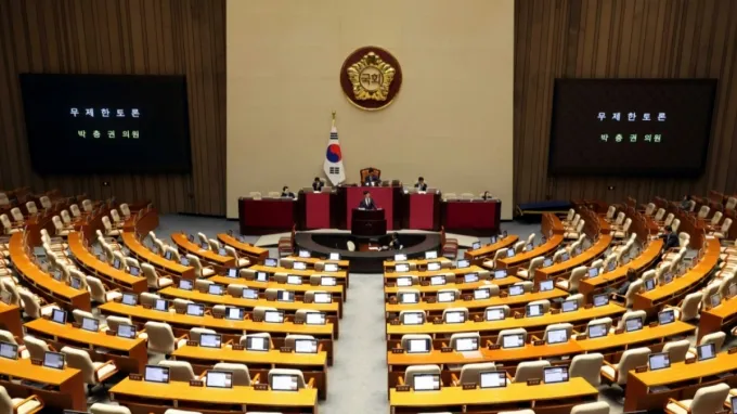 지난달 28일 박충권 국민의힘 의원이 국회 본회의에서 국회법 일부개정법률안에 대한 반대 무제한토론 중 거의 모든 자리가 비어있는 모습. 기사와 직접적 관련 없는 참고 이미지. /사진=뉴시스 