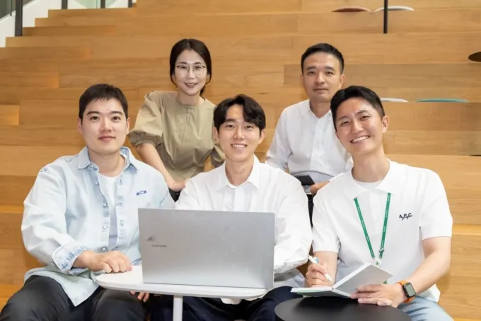 윤부현 HD현대오일뱅크 여신운영팀 책임매니저(위에서 첫번째 줄 왼쪽)와 그가 창립한 사내 동호회  'AI XYZ'의 임원들./사진제공=HD현대