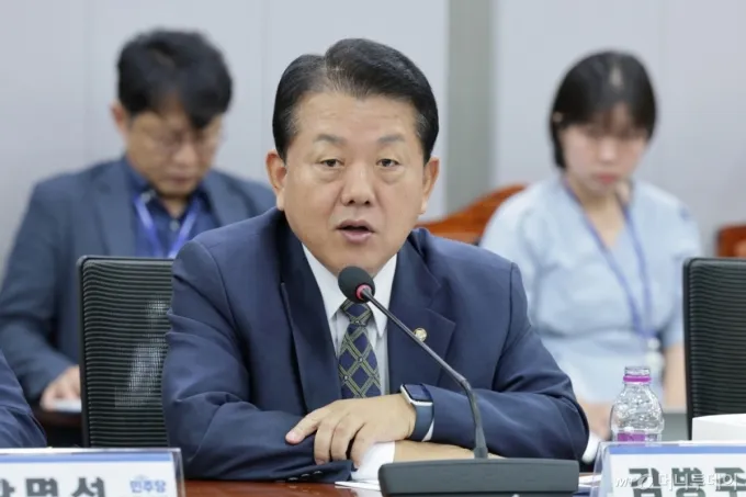  김병주 더불어민주당 의원이 지난달 19일 오전 서울 여의도 국회 의원회관에서 열린 K-방산 도약을 위한 방산특위 간담회에서 인사말을 하고 있다. /사진=뉴스1