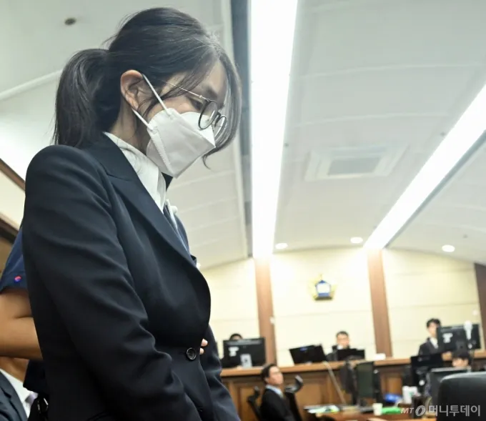 도이치모터스 주가조작, 통일교 청탁·뇌물 수수 의혹 혐의 등으로 구속기소 된 김건희 여사가 24일 오후 서울 서초구 서울중앙지방법원에서 열린 첫 재판에 출석하고 있다. 2025.09.24. /사진=뉴시스