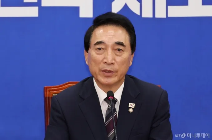 [서울=뉴시스] 김금보 기자 = 박수현 더불어민주당 수석대변인이 12일 오전 서울 여의도 국회에서 현안관련 기자간담회를 하고 있다. 2025.10.12. kgb@newsis.com /사진=김금보