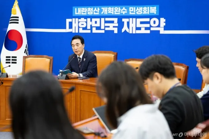 (서울=뉴스1) 유승관 기자 = 박수현 더불어민주당 수석대변인이 12일 서울 여의도 국회에서 열린 현안 관련 기자간담회에서 모두 발언을 하고 있다. 2025.10.12/뉴스1  Copyright (C) 뉴스1. All rights reserved. 무단 전재 및 재배포,  AI학습 이용 금지. /사진=(서울=뉴스1) 유승관 기자