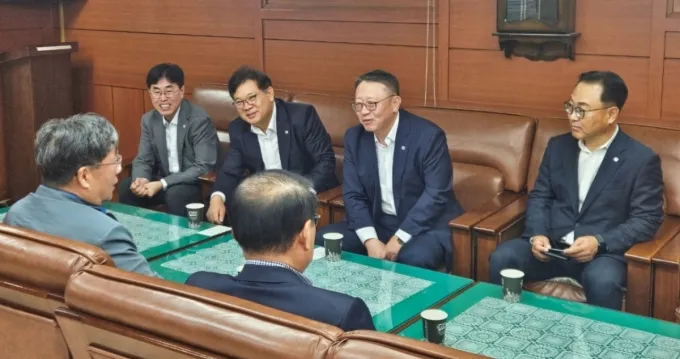 정진완 우리은행장이 지난 10일 연휴 첫 일정으로 남대문시장 및 시장상인회를 방문해 소상공인의 어려움을 청취하고, 은행의 맞춤형 지원 방안을 함께 논의하고 있다. /사진제공=우리은행