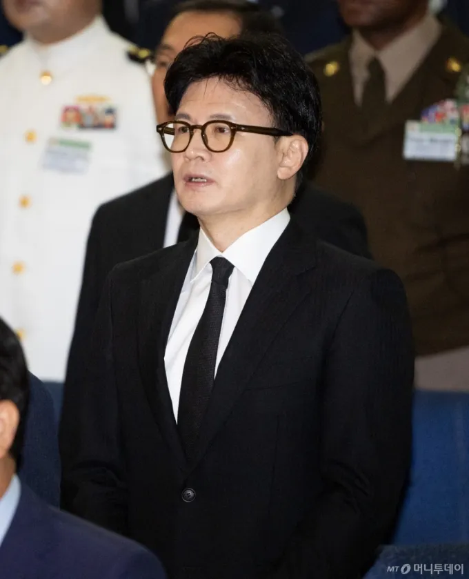 (평택=뉴스1) 김영운 기자 = 한동훈 전 국민의힘 대표가 29일 경기 평택시 해군 2함대 사령부에서 열린 제2연평해전 승전 23주년 기념식에서 애국가를 제창하고 있다. (공동취재) 2025.6.29/뉴스1  Copyright (C) 뉴스1. All rights reserved. 무단 전재 및 재배포,  AI학습 이용 금지. /사진=(평택=뉴스1) 김영운 기자