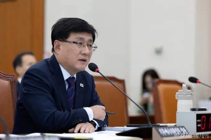 (서울=뉴스1) 이승배 기자 = 김성환 기후에너지환경부 장관이 14일 서울 여의도 국회에서 열린 기후에너지환경노동위원회 기후에너지환경부 등에 대한 국정감사에 출석해 의원 질의에 답변하고 있다. 2025.10.14/뉴스1  Copyright (C) 뉴스1. All rights reserved. 무단 전재 및 재배포,  AI학습 이용 금지. /사진=(서울=뉴스1) 이승배 기자