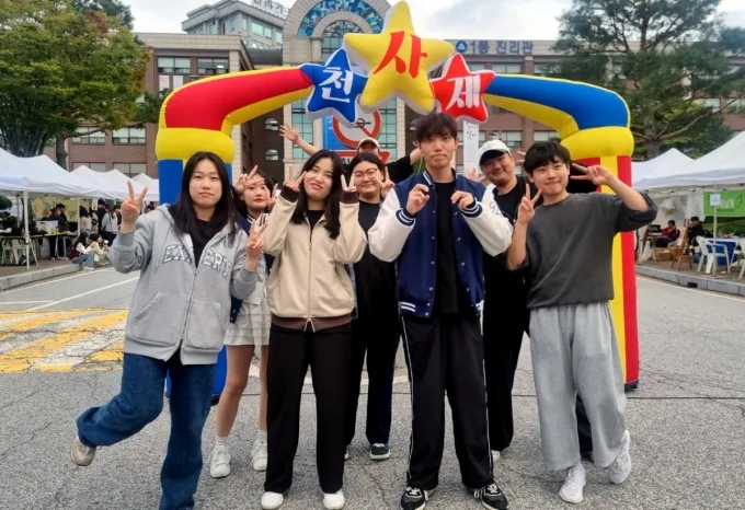 '제23회 천사제'에 참여한 백석대 사회복지학부 학생들이 기념촬영하고 있다./사진제공=백석대