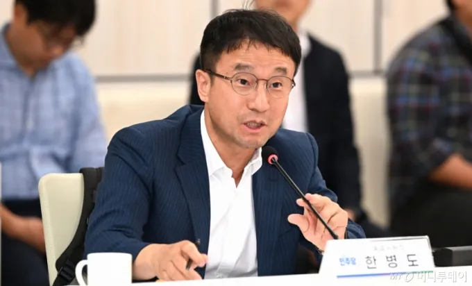 [광주=뉴시스] 이현행 기자 = 한병도 국회 예결위원장이 18일 오전 광주 서구 광주시청에서 열린 광주광역시-더불어민주당 예산정책협의회에서 발언하고 있다. 2025.09.18. lhh@newsis.com /사진=이현행