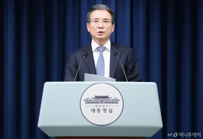 (서울=뉴스1) 허경 기자 = 김용범 정책실장이 1일 서울 용산 대통령실 청사에서 샘 올트먼 오픈AI CEO 접견 관련 브리핑을 하고 있다.  2025.10.1/뉴스1  Copyright (C) 뉴스1. All rights reserved. 무단 전재 및 재배포,  AI학습 이용 금지. /사진=(서울=뉴스1) 허경 기자