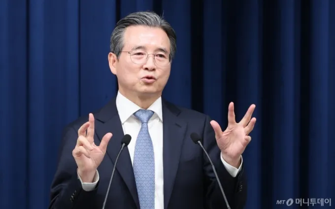 (서울=뉴스1) 허경 기자 = 김용범 정책실장이 1일 서울 용산 대통령실 청사에서 샘 올트먼 오픈AI CEO 접견 관련 브리핑을 하고 있다.  2025.10.1/뉴스1  Copyright (C) 뉴스1. All rights reserved. 무단 전재 및 재배포,  AI학습 이용 금지. /사진=(서울=뉴스1) 허경 기자