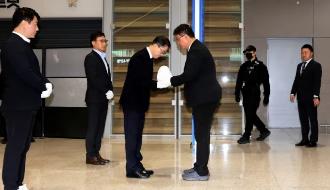 지난 21일 인천국제공항 제2터미널 입국장에서 장진욱 경찰청 과학수사운영계장(오른쪽)이 안중만 경북경찰청 형사기동대장에게 캄보디아에서 고문 끝에 숨진 대학생 박모씨(22) 유해를 인수하는 모습./사진=뉴스1