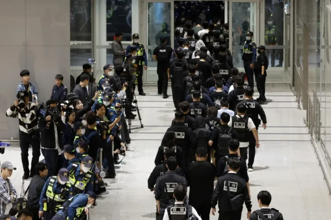 캄보디아 범죄단지에서 활동하다가 현지 당국에 구금됐던 한국인 64명이 지난 18일 인천국제공항 제2터미널을 통해 송환되는 모습./사진=뉴시스(공동취재)