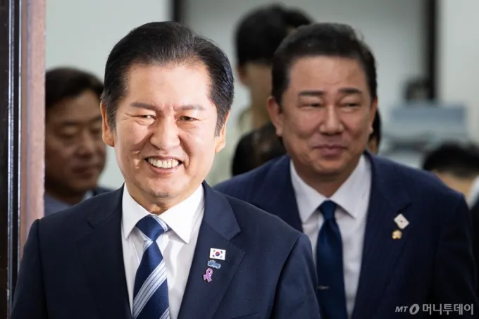 정청래 더불어민주당 대표와 김병기 원내대표가 27일 서울 여의도 국회에서 열린 최고위원회의에 참석하고 있다. /사진=뉴스1