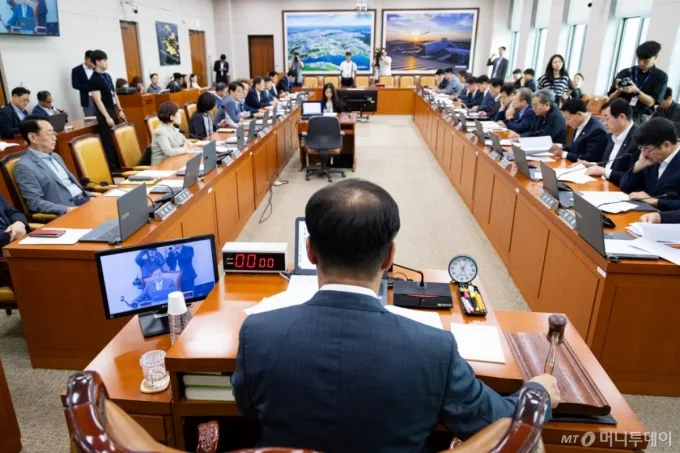 맹성규 국회 국토교통위원장이 지난 7월 30일 서울 여의도 국회에서 열린 제427회 국회(임시회) 제3차 전체회의에서 의사봉을 두드리고 있다.  /사진=뉴스1