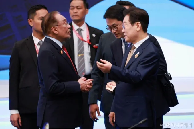 [쿠알라룸푸르=뉴시스] 고범준 기자 = 이재명 대통령과 안와르 이브라힘 말레이시아 총리가 27일(현지 시간) 말레이시아 쿠알라룸푸르 컨벤션 센터에서 열린 한-아세안(ASEAN·동남아시아국가연합) 정상회의에서 대화하고 있다. 2025.10.27. bjko@newsis.com /사진=고범준