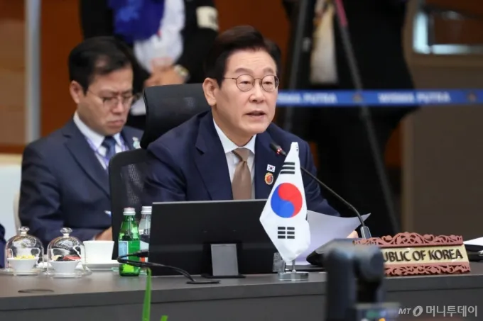 [쿠알라룸푸르=뉴시스] 고범준 기자 = 이재명 대통령이 27일(현지 시간) 말레이시아 쿠알라룸푸르 컨벤션 센터에서 열린 아세안+3(한중일) 정상회의에서 발언하고 있다. 2025.10.27. bjko@newsis.com /사진=