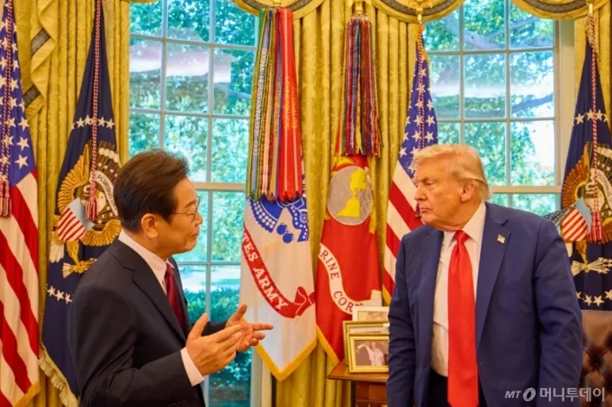 이재명 대통령이 25일(현지 시간) 미국 워싱턴DC 백악관에서 열린 한미 정상회담을 마치고 도널드 트럼프 미국 대통령과 대화를 하고 있다. (공동취재) 2025.08.26. /사진=뉴시스