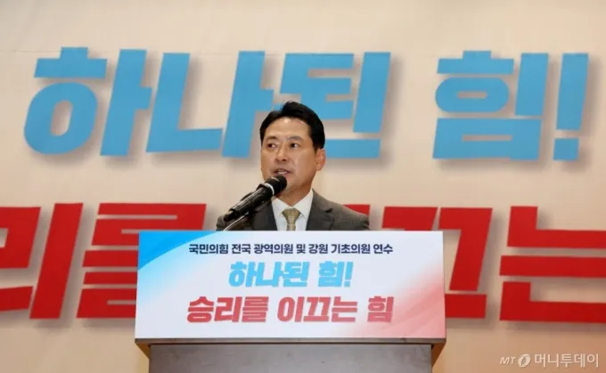 [서울=뉴시스] 김명년 기자 = 장동혁 국민의힘 대표가 27일 오후 서울 여의도 국회 의원회관에서 열린 전국 광역의원 및 강원도 기초의원 연수에서 격려사를 마치고 인사하고 있다. 2025.10.27. kmn@newsis.com /사진=김명년