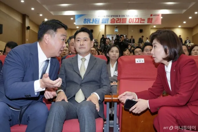 (서울=뉴스1) 신웅수 기자 = 장동혁 국민의힘 대표(가운데)와 정희용 사무총장(왼쪽), 나경원 의원이 27일 서울 여의도 국회 의원회관에서 열린 국민의힘 전국 광역의원 및 강원도 기초의원 연수에서 대화하고 있다. 2025.10.27/뉴스1 Copyright (C) 뉴스1. All rights reserved. 무단 전재 및 재배포, AI학습 이용 금지. /사진=(서울=뉴스1) 신웅수 기자