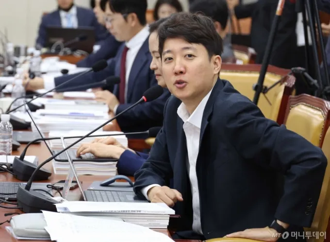 [서울=뉴시스] 조성봉 기자 = 이준석 개혁신당 대표가  23일 오전 서울 여의도 국회에서 열린 과학기술정보방송통신위원회 국정감사에서 질의를 하고 있다. 2025.10.23. suncho21@newsis.com /사진=조성봉