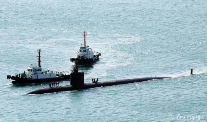 미국 해군의 로스앤젤레스급 핵추진 잠수함인 '알렉산드리아함'(SSN-757·6900t급)이 지난 2월10일 오전 부산 남구 해군작전사령부 부산작전기지에 입항하고 있다. /사진=뉴시스