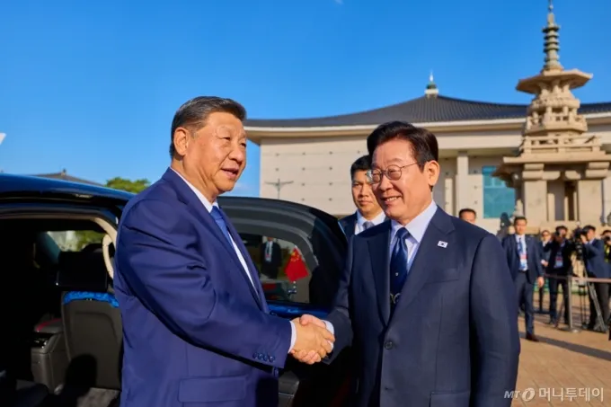 [경주=뉴시스] 최동준 기자 = 이재명 대통령이 1일 한중 정상회담이 열리는 경북 경주박물관에 도착한 시진핑 중국 국가주석을 맞이하고 있다. (사진=대통령실 제공) 2025.11.01. photo@newsis.com *재판매 및 DB 금지 /사진=