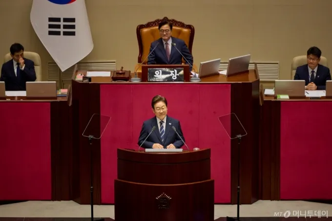 (서울=뉴스1) 허경 기자 = 이재명 대통령이 26일 서울 여의도 국회에서 추가경정예산(추경) 시정연설을 하고 있다. (대통령실 제공. 재판매 및 DB 금지) 2025.6.26/뉴스1  Copyright (C) 뉴스1. All rights reserved. 무단 전재 및 재배포,  AI학습 이용 금지. /사진=(서울=뉴스1) 허경 기자