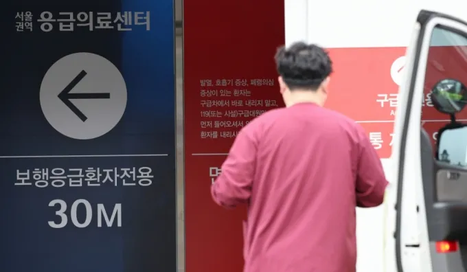 지난 1월16일 서울의 한 대학병원 응급의료센터 앞으로 의료진이 지나가고 있다. /사진=뉴스1