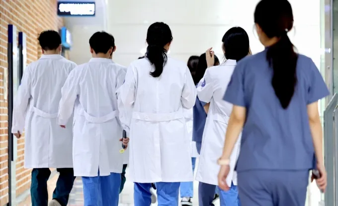 의과대학 증원 정책에 반발해 집단 사직했던 전공의들이 수련병원에 복귀한 지난 9월1일 대구 시내의 한 대학병원에서 의료진들이 이동하고 있다. /사진=뉴시스