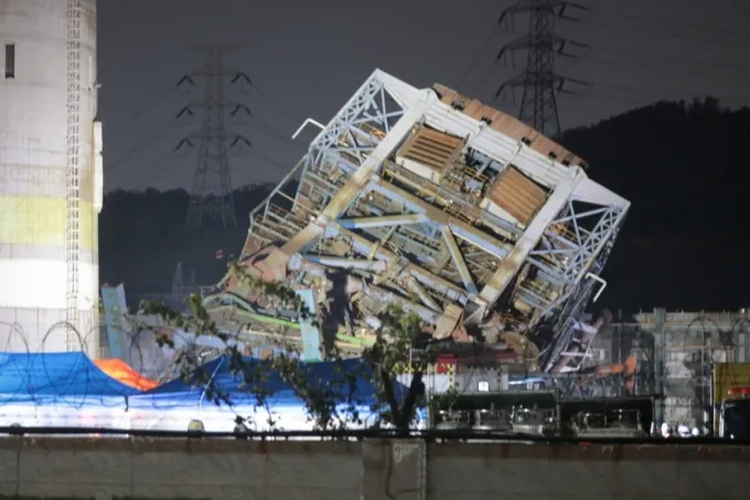 6일 울산 남구 한국동서발전 울산화력발전소 보일러 타워 붕괴 사고 현장에서 야간 수색 작업이 이어지고 있다.  /사진=뉴스1 