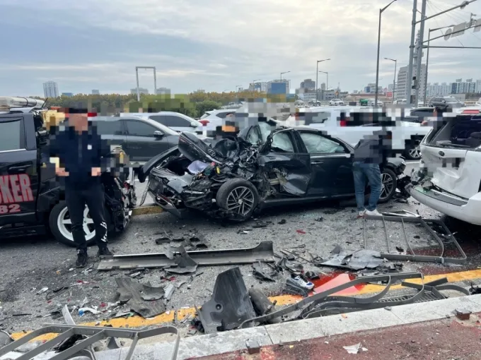 8일 오후 대전 유성구 도룡동 신세계백화점 앞 도로에서 6중 추돌 사고가 발생해 차량들이 크게 파손돼 있다. 이 사고로 16명이 다쳤고, 이 중 1명은 심정지 상태에 빠졌다. /사진=뉴스1(대전소방본부 제공).