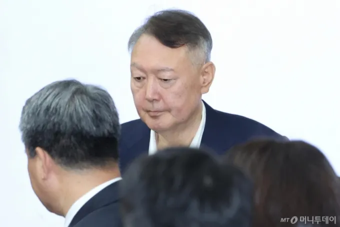 [서울=뉴시스] 사진공동취재단 = 윤석열 전 대통령이 26일 서울 서초구 서울중앙지법에서 열린 특수공무집행방해 혐의 재판에 출석하고 있다. 형사 법정에서 윤 전 대통령의 모습이 공개된 것은 지난 4월 내란 사건 재판 이후 약 5개월 만이다. 2025.09.26. photo@newsis.com /사진=류현주