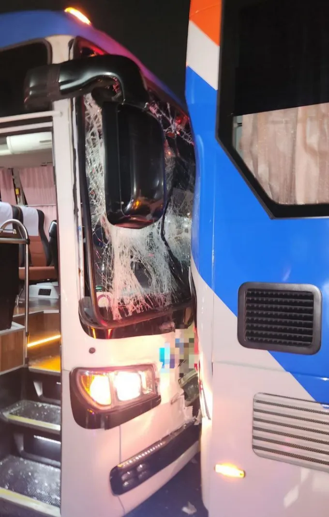 경부고속도로 서울 방향 서울요금소(TG) 인근에서 발생한 차량 4중 추돌사고 현장 / 사진=경기도소방재난본부 제공