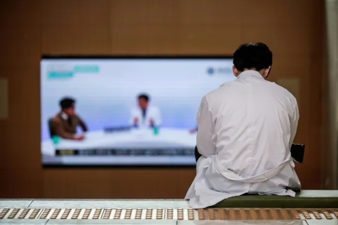 지난 5월20일 서울시내 대학병원에서 의료진이 계단에 앉아 있는 모습. 사진은 기사 내용과 직접적 관련 없음. /사진=뉴시스