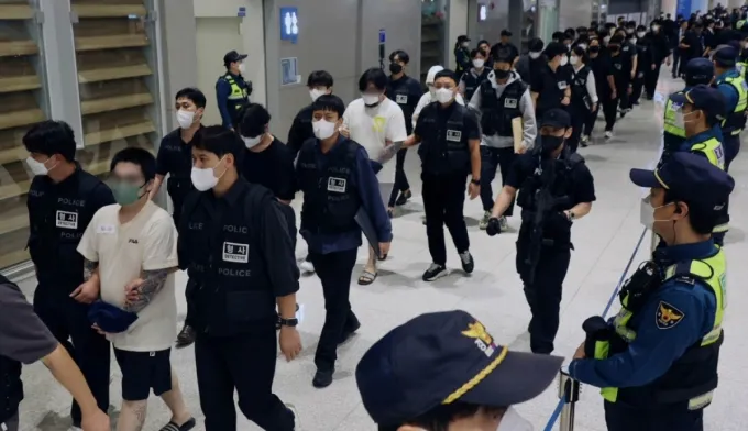 캄보디아 당국의 범죄단지 단속으로 적발돼 구금됐던 한국인들이 18일 오전 인천국제공항 2터미널을 통해 송환되고 있다. 이번 송환 대상자들은 이른바 '웬치'로 불리는 캄보디아 범죄단지에서 보이스피싱이나 로맨스 스캠(사기) 등 범죄에 가담한 혐의를 받고 있다. 이들은 호송 차량 23대 등을 타고 충남경찰청 등 6개 관할 경찰관서로 압송된다/사진=뉴스1
