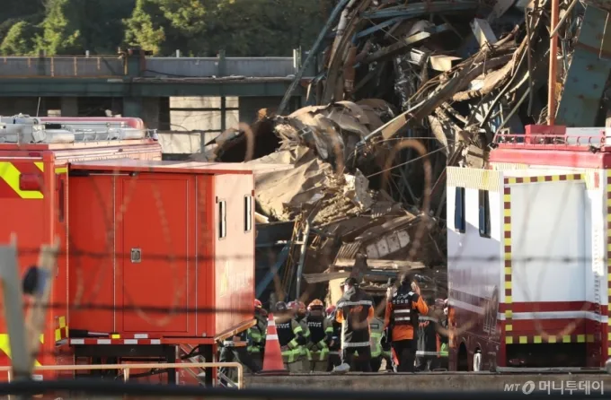 (울산=뉴스1) 조민주 기자 = 11일 울산 남구 남화동 한국동서발전 울산화력발전소 보일러 타워 붕괴 현장에서 소방대원들이 구조·수색 준비 작업을 하고 있다. 2025.11.11/뉴스1 Copyright (C) 뉴스1. All rights reserved. 무단 전재 및 재배포, AI학습 이용 금지. /사진=(울산=뉴스1) 조민주 기자