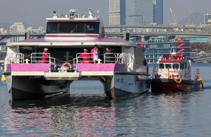 16일 서울 송파구 잠실선착장 인근 한강버스에서 관계자들이 대화하고 있다. 서울시에 따르면 전날 오후 8시15분쯤 잠실행 7항차 한강버스 102호선이 잠실 선착장 118m 인근에서 멈춰 승객들이 구조정을 통해 선착장에 내리는 일이 발생했다. 인명피해는 없었으며 시 관계자는 사고 발생 선박을 "만조 시간대에 이초해 정밀 확인할 예정"이라고 밝혔다. /사진=뉴스1