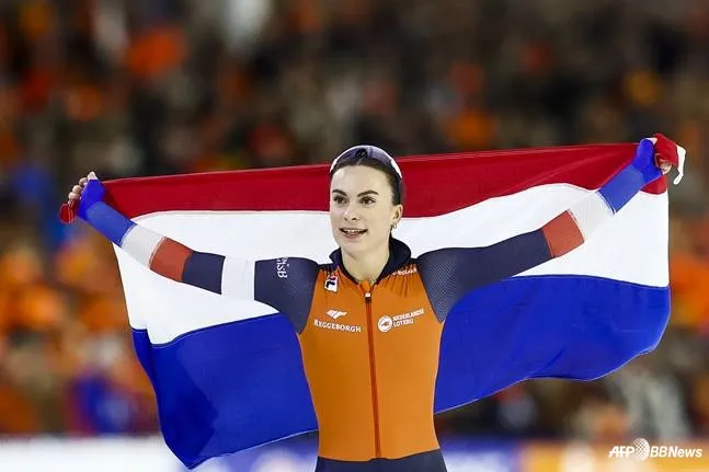 펨케 콕이 네덜란드 국기를 펼쳐보이고 있다. /AFPBBNews=뉴스1