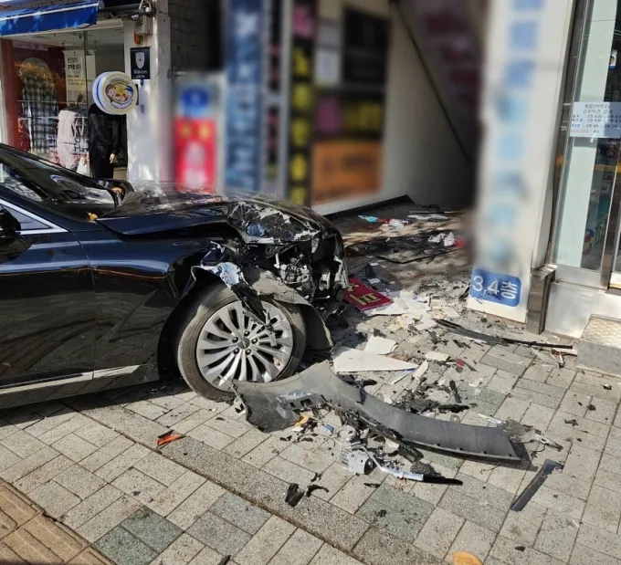 인천에서 70대 남성이 몰던 승용차가 인도로 돌진해 30대 여성과 2세 딸이 크게 다쳤다./사진=인천소방본부 제공