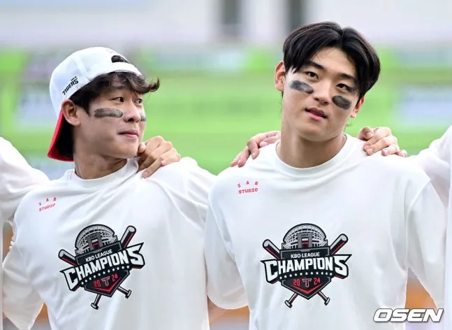 2024 한국시리즈 통합 우승 직후 어깨동무를 하고 있는 박찬호(왼쪽)와 김도영.